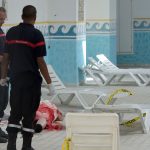 des-secourists-tunisiens-pres-du-corps-d-un-touriste-tue-lors-de-l-attaque-d-un-hotel-de-la-station-balneaire-de-sousse-le-2-juin-2015_5366399.jpg (152 KB)